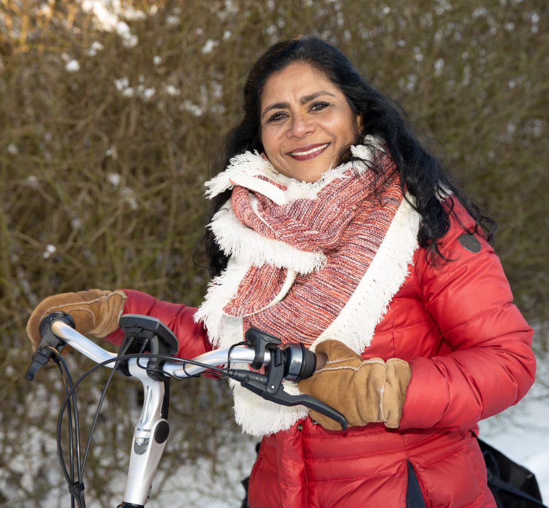 straatfotografie Houten, ontmoeting tijdens Corona-wandeling, vrouw met fiets in de winter